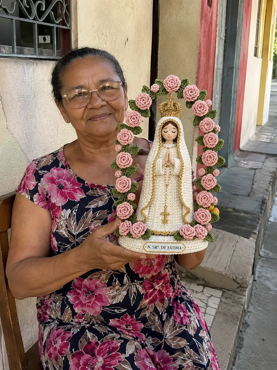 Maria com suas peças de crochê